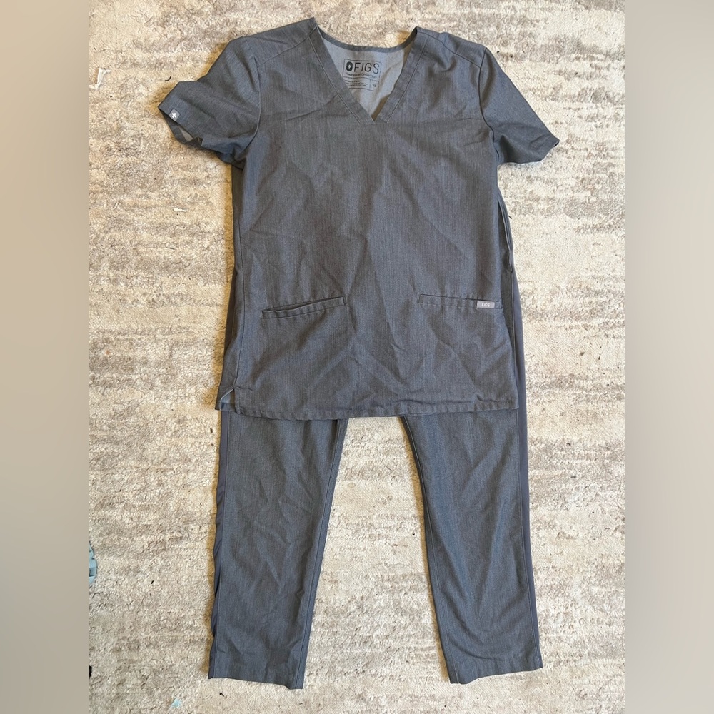 Figs Scrub Set - Cuenca Track Pant and 3 pocket top - graphite